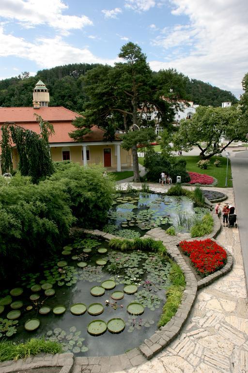 Ensana Vila Trajan Пиещани Екстериор снимка