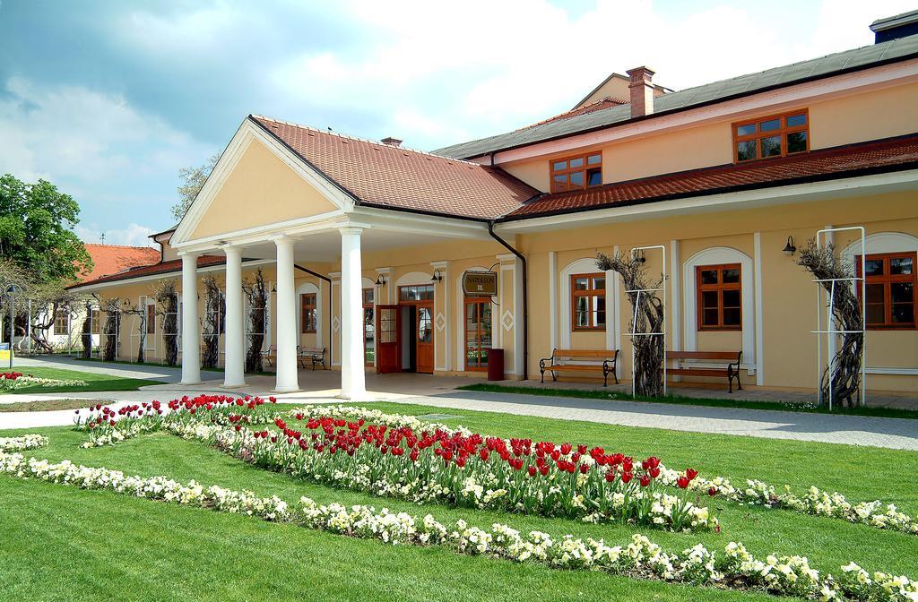 Ensana Vila Trajan Пиещани Екстериор снимка
