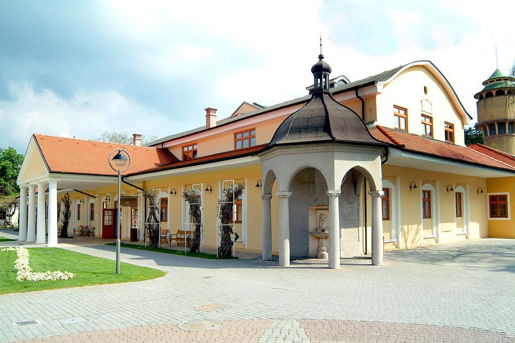 Ensana Vila Trajan Пиещани Екстериор снимка