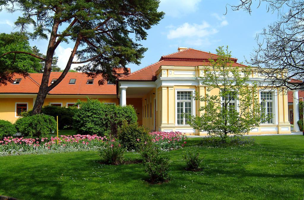 Ensana Vila Trajan Пиещани Екстериор снимка
